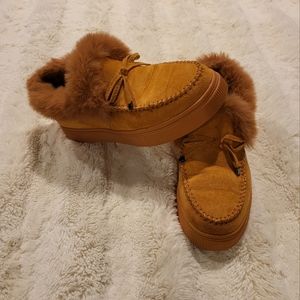 Womens 7.5 Fuzzy Lined Shoes
